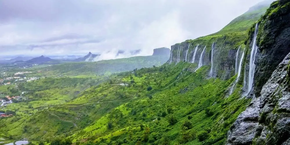 अध्यात्म से लेकर वाइनयार्ड्स तक: क्यों हर पर्यटक की पहली पसंद बना हुआ है नासिक?