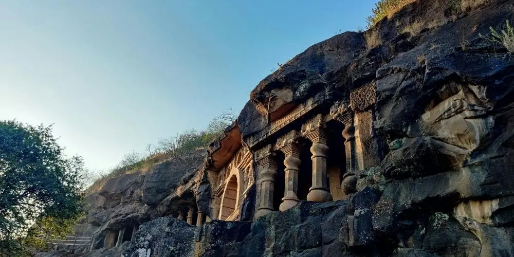 पांडव लेणी गुफाएं